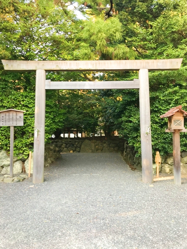 月夜見宮の神路通りと堀に囲まれた境内の風景