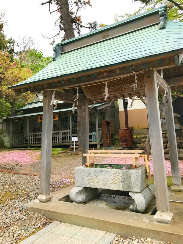 姥神大神宮の手水舎。参拝前に心身を清める場所