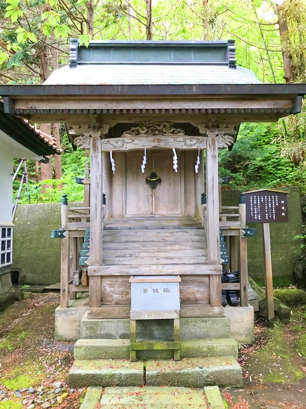 姥神大神宮の折居社。折居姥を祀る境内社